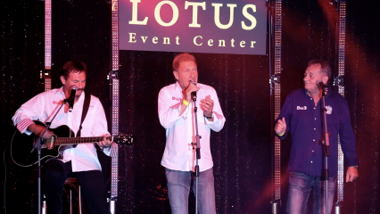 Posterframe von Lotus Event Center Eröffnungsfeier und Mucha x2